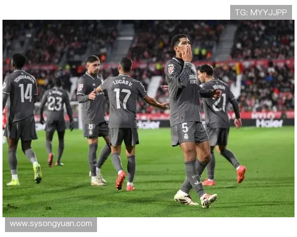 欧冠赛场催泪球迷致敬亡母